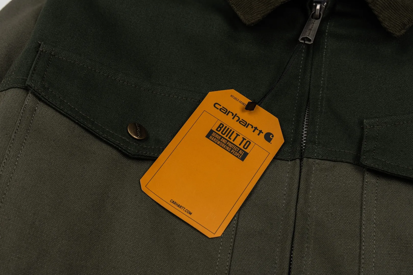 165 Carhartt Carhartt counter Same Style 106432 cotton jacket original 1:1 version Weight: 12 ounces Material: 99% cotton/1% spandex Canvas Details: corduroy trim collar quilted nylon lining, easy to put on and take off, insulated and warm, using Rugged Flex® elastic technology allows for easy movement. Loose fit. Front handwarmer pockets. Double pleats on the back to provide extra stretch at the shoulders. Internal ribbed windproof cuffs to help protect against cold weather. Adjustable hem for added coverage. Two front lower pockets. Two interior pockets; one with hook and loop closure, the other with a secure zipper. Style number: 106432#. Color: Olive Green. Black. Yellow. Dark Brown. Size: S-XL